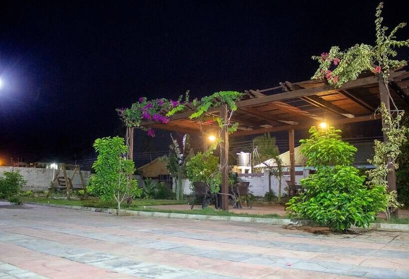 مبيت وإفطار Afua Oparebea Courts