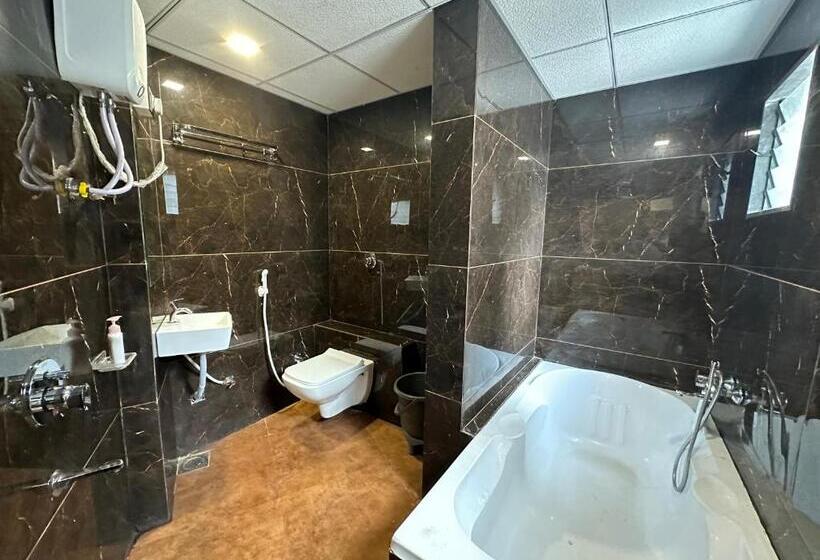 Отель Secure Inn Kadodara Road