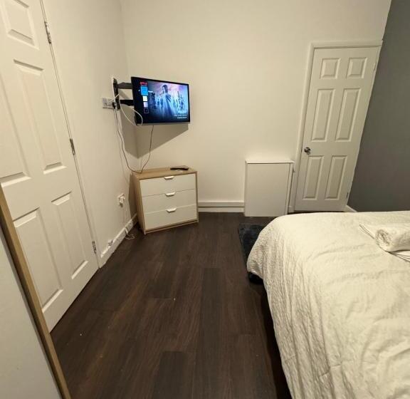 پانسیون Large Ensuite In West Midlands