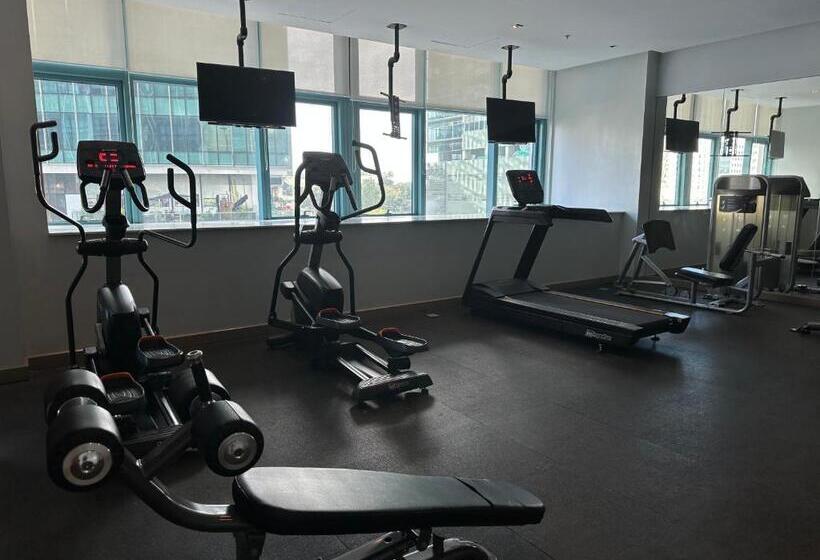 Deluxe Suite In Uptown Bgc With Fountain View