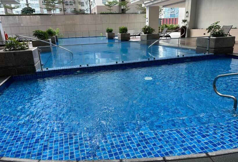 Deluxe Suite In Uptown Bgc With Fountain View