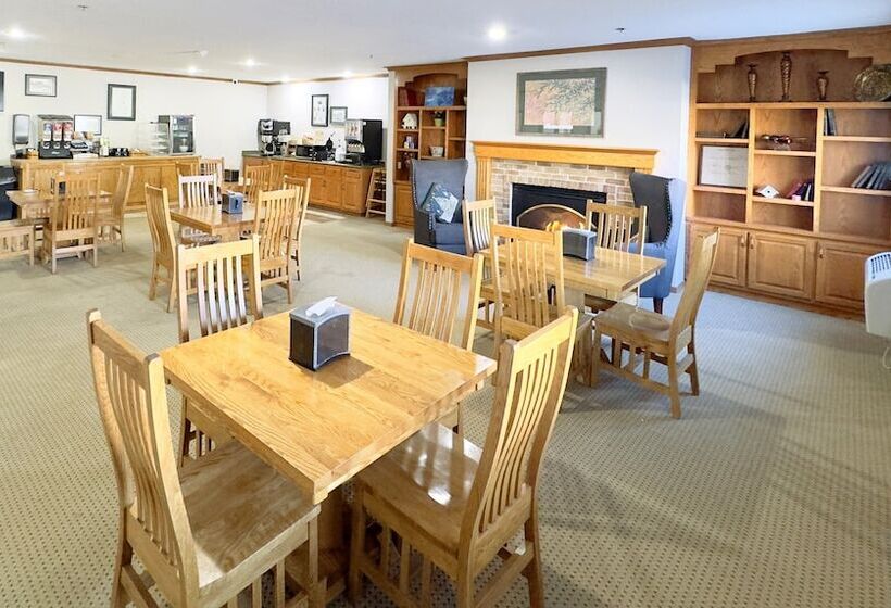Отель Country Trails Inn &suites