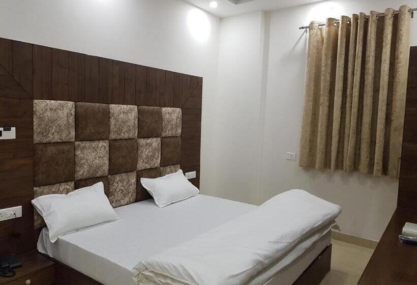 בית מלון כפרי New Gokul Grand