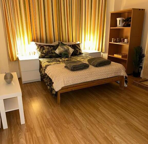 פנסיון House In Antrim Road