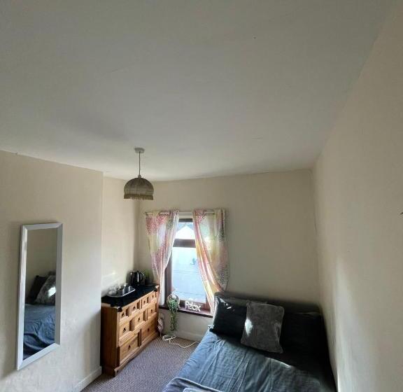 פנסיון House In Antrim Road