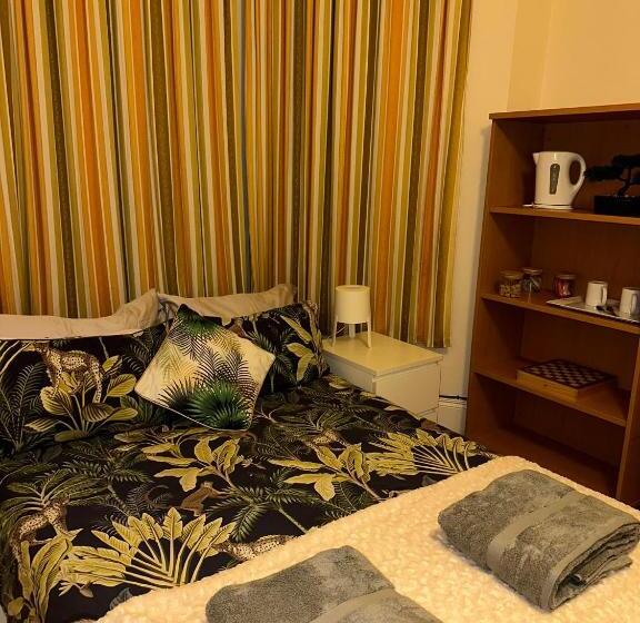 פנסיון House In Antrim Road