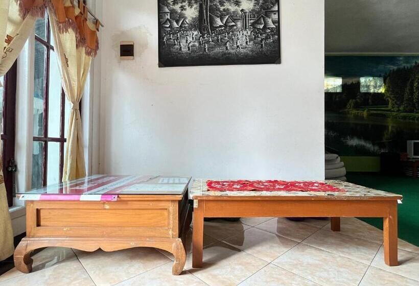 ホテル Oyo 93422 Villa Tirto