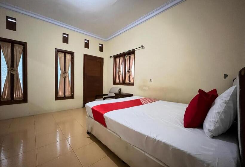 ホテル Oyo 93422 Villa Tirto