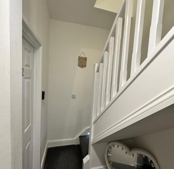 Lovely Town House Room 3