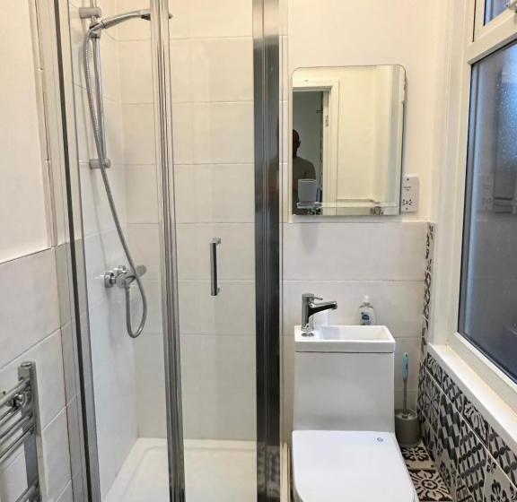 Lovely Town House Room 3