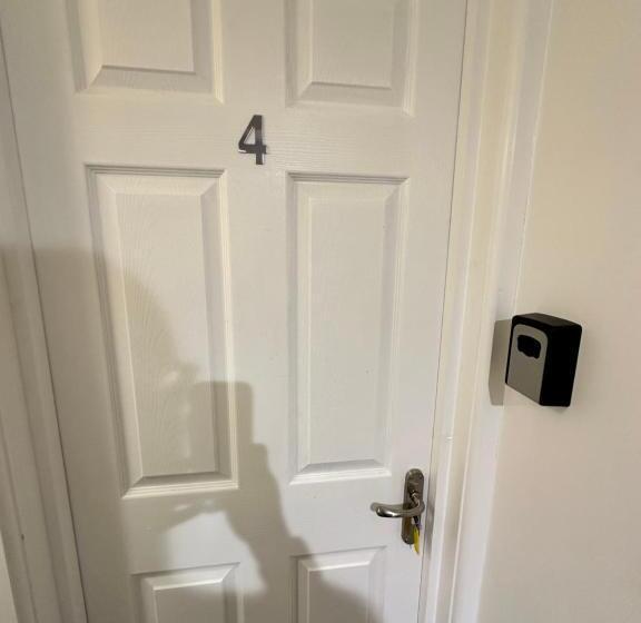 Lovely Town House Room 4