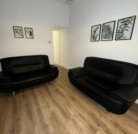 Lovely Town House Room 4