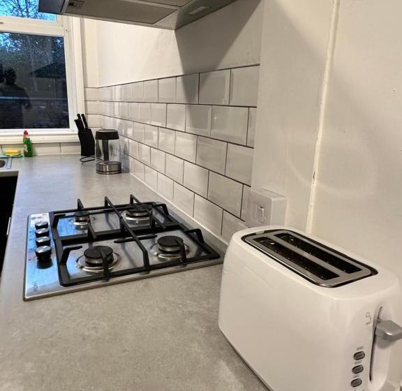 Lovely Town House Room 5