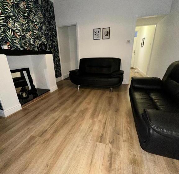 Lovely Town House Room 5