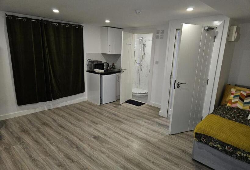Пансион A Home In A Room