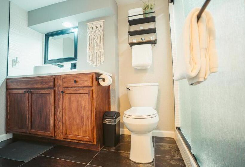 بنسيون Windsor Retreat Private Basement Suite