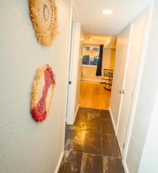 بنسيون Windsor Retreat Private Basement Suite
