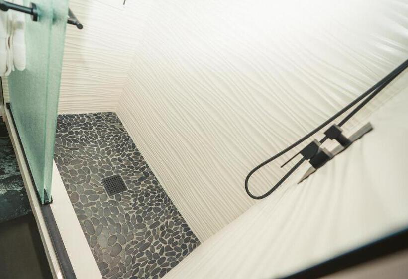 بنسيون Windsor Retreat Private Basement Suite