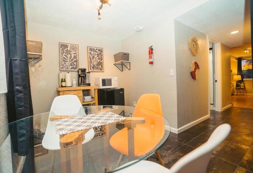بنسيون Windsor Retreat Private Basement Suite