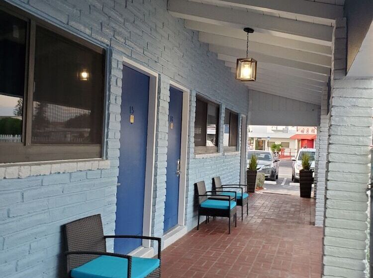 هتل Hollywood Gardens Inn & Suites