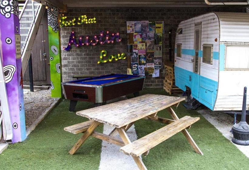 Отель Drifter Jack's Hostel
