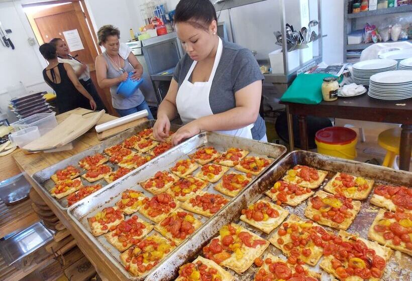 فندق The Red Tin Roof