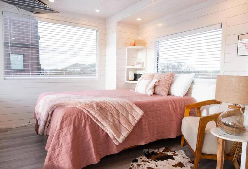 هاستل New Cowgirl Shipping Container Home