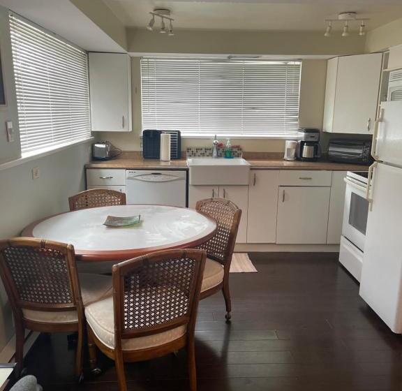 پانسیون Downtown N. Vancouver Lane Home