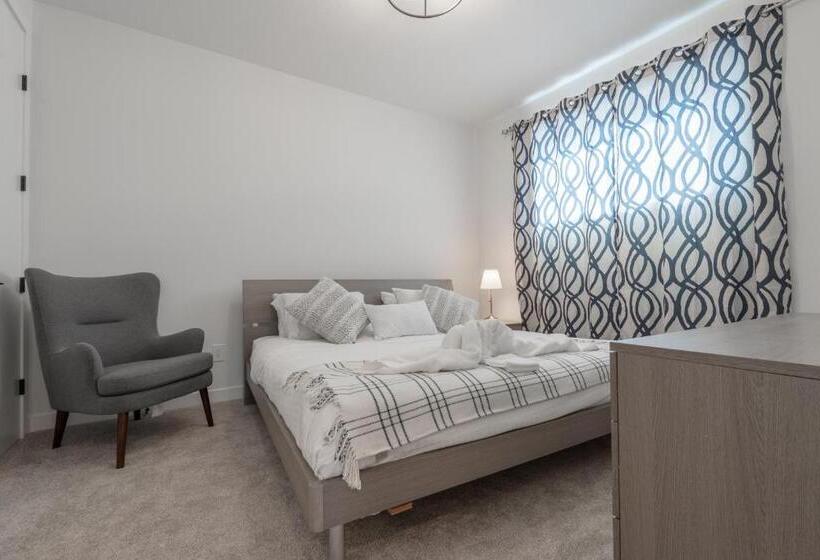 پانسیون Room 2 Of Lovely Home, Montgomery Downtown Calgary
