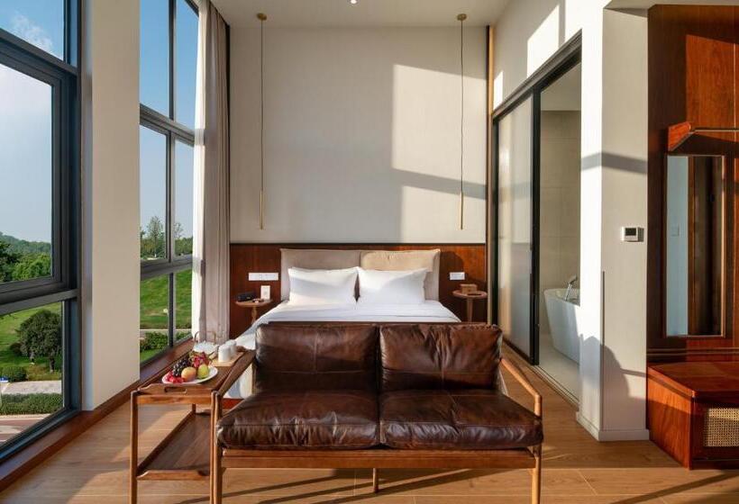 Wuyu Hotel, Smart Park & Happy Valley Jinshansi Metro