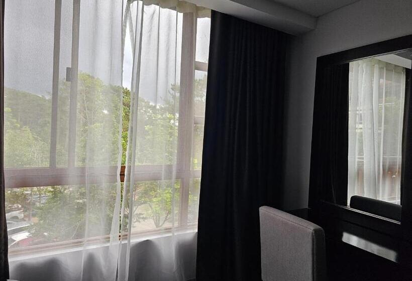 فندق Baguio Forest Lodge At Camp John Hay 004