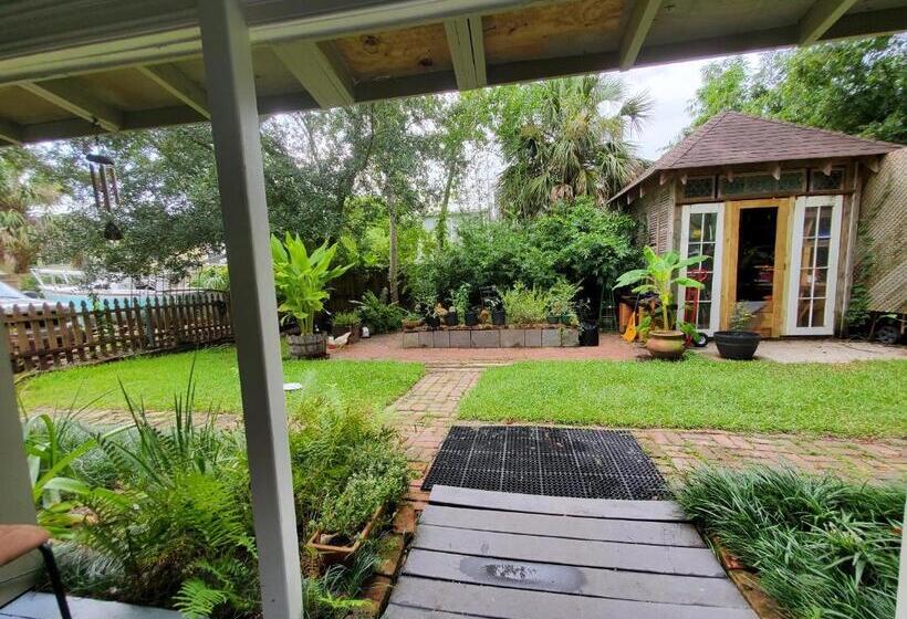 بنسيون Claiborne Courtyard Guesthouse