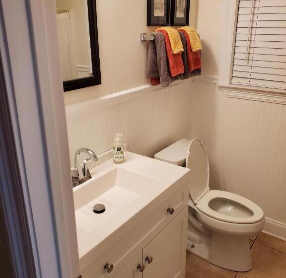 بنسيون Claiborne Courtyard Guesthouse