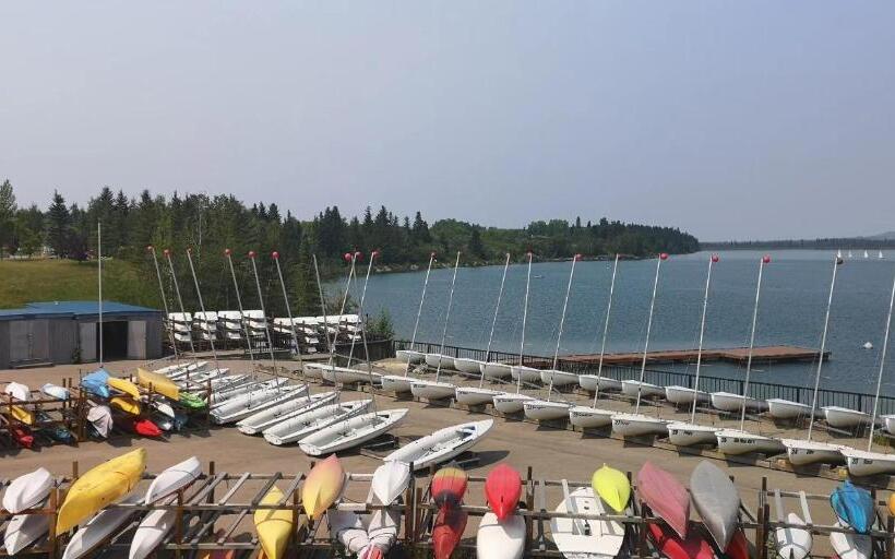 פנסיון A Home By Chinook Mall And Heritage Park