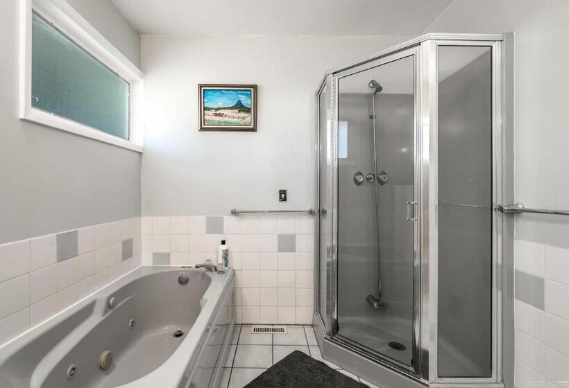 פנסיון A Home By Chinook Mall And Heritage Park