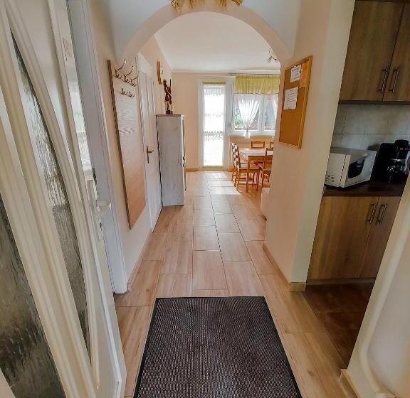 פנסיון Bor Villa Vendégház