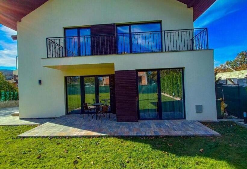 פנסיון Casa Brad