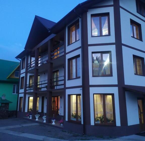 ペンション Zustrizh U Leva