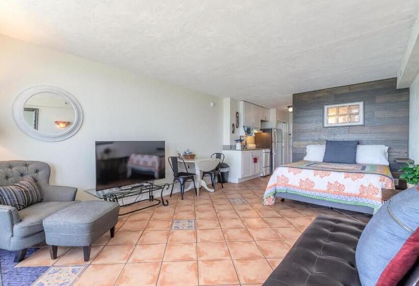 Hbr Direct Oceanfront Condo, Daytona Beach, Sleeps 4