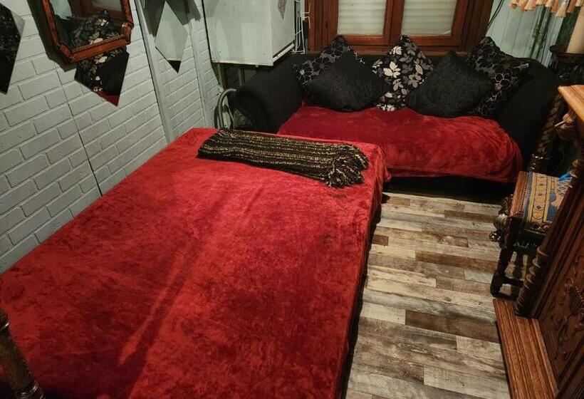 پانسیون Room In House   2 Floors 2 Bedrooms Near Central Station