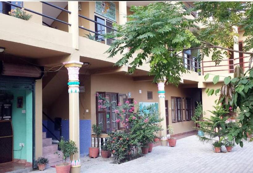 펜션 Nikunj Safari Guest House Sauraha  A Place Where You Can Book Jungle Wildlife Safari