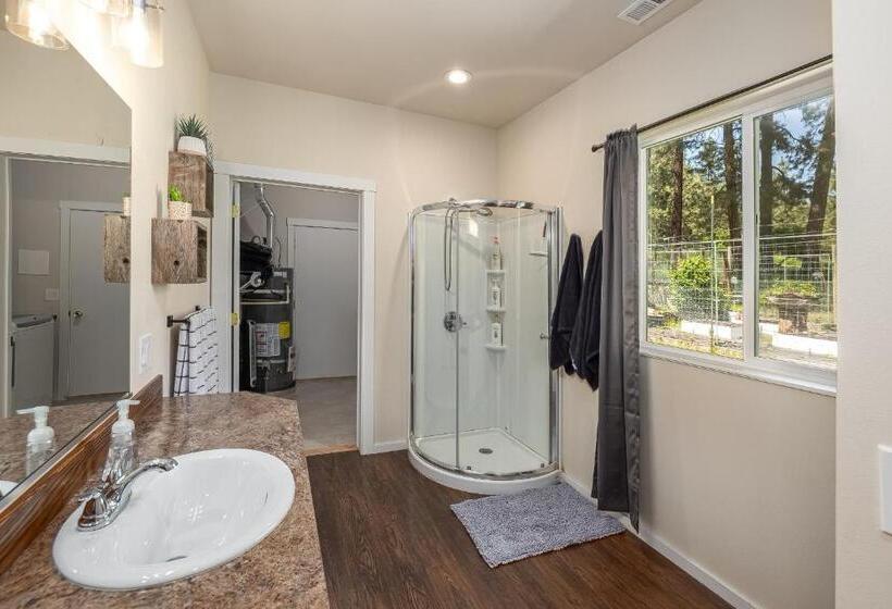 פנסיון Quiet Waterfront Cottage On The Little Spokane River