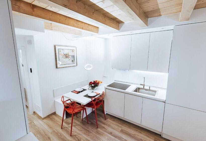 تختخواب و صبحانه Mine House