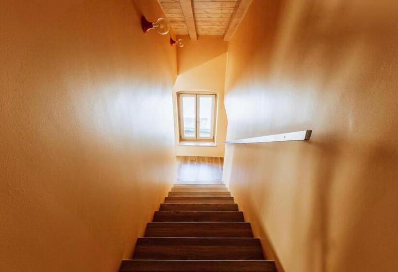 تختخواب و صبحانه Mine House