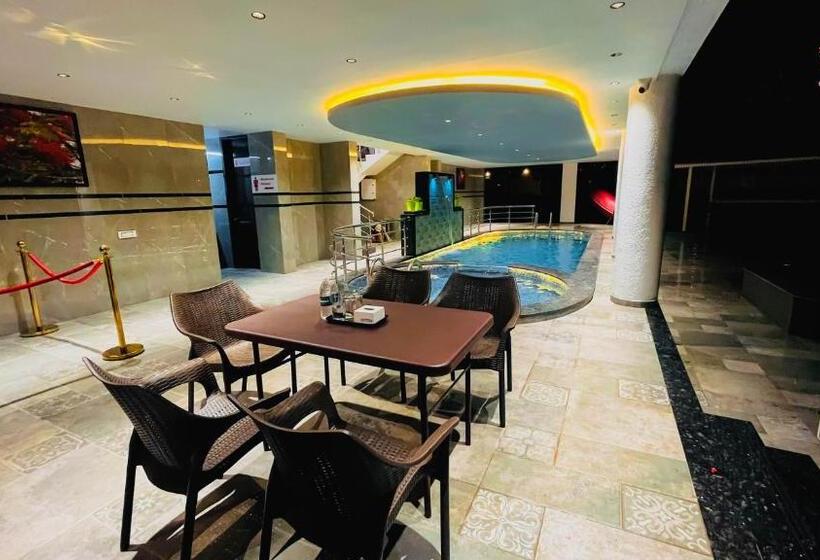 בית מלון כפרי Gulmohar Resort & Spa