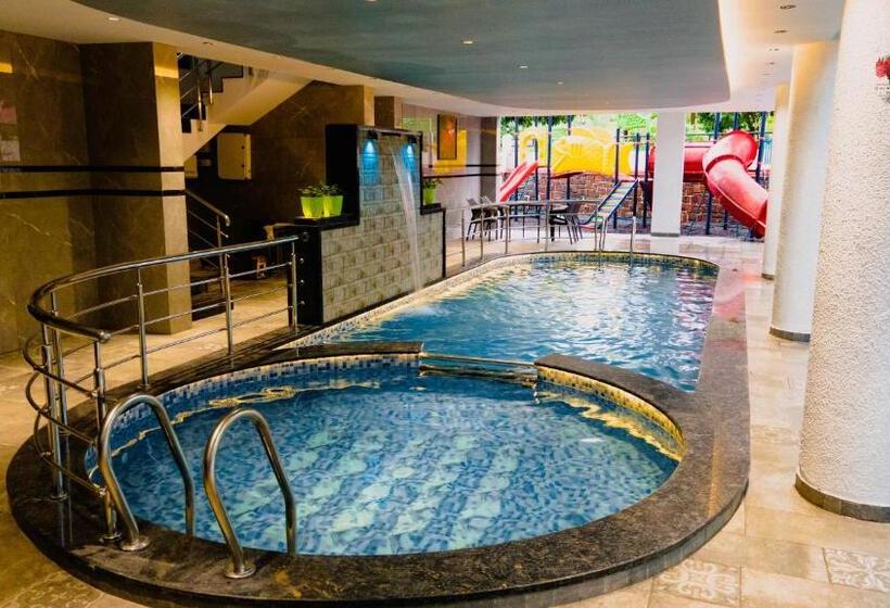 בית מלון כפרי Gulmohar Resort & Spa