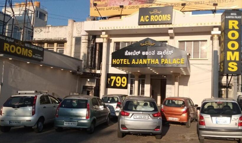 호텔 Ajantha Palace