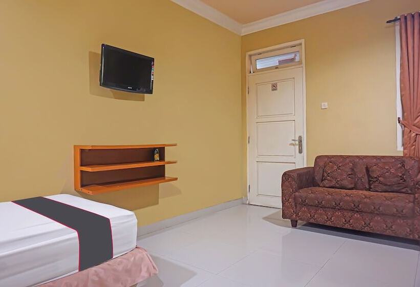 فندق Capital O 92836 Villa Kampoeng Katineung