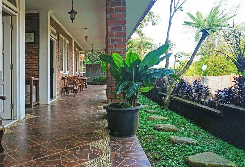 فندق Capital O 92836 Villa Kampoeng Katineung