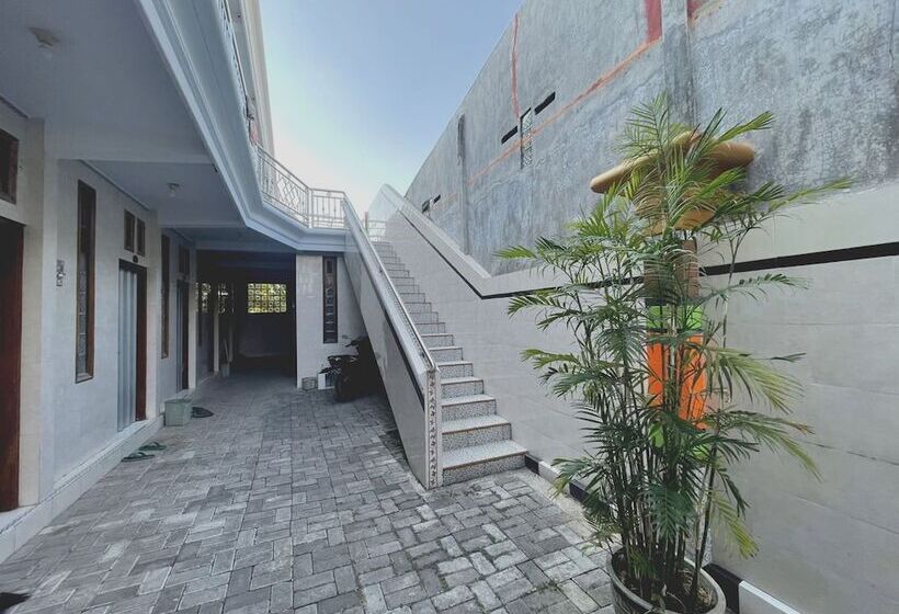 ホテル Spot On 93035 Karman S Sari Homestay Syariah